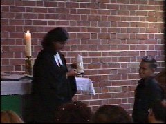 Thilo bringt die Traukerze ...